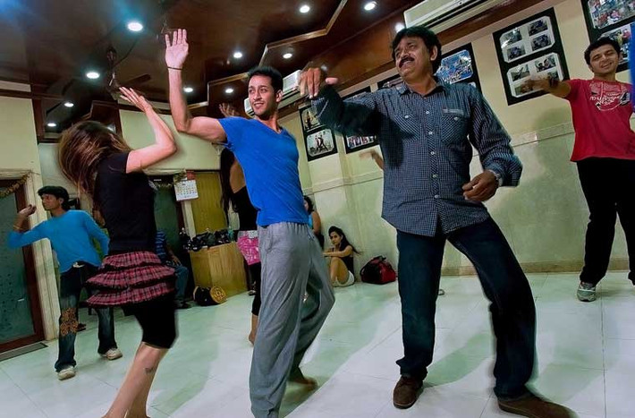 Ca sĩ Shivam Bhargava tập luyện vũ đạo trong studio. “Tôi từng rất lười biếng và ngủ 18 tiếng/ngày, nhưng bây giờ mọi thứ dường như rất dễ dàng”, anh nói.