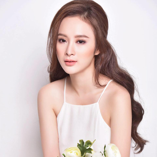 Không chị bị một lần và Angela Phương Trinh còn liên tục nhận được lời đề nghị rủ "đi chơi". Cô từng chia sẻ với báo giới: "Khi tôi vừa chia tay anh bạn trai mà mọi người gọi là đại gia thì có rất nhiều lời mời cạm bẫy ồ ạt đến với tôi. Họ cũng muốn mua cho tôi thứ nọ thứ kia nhưng tôi không chấp thuận. Làm vậy chẳng khác nào tôi là món hàng và họ chỉ cần đưa giá là sở hữu được. Có lẽ do thời gian trước tôi quen bạn trai cũ nên nhiều người hiểu lầm tôi yêu vì tiền bạc”. Ảnh: Danviet.