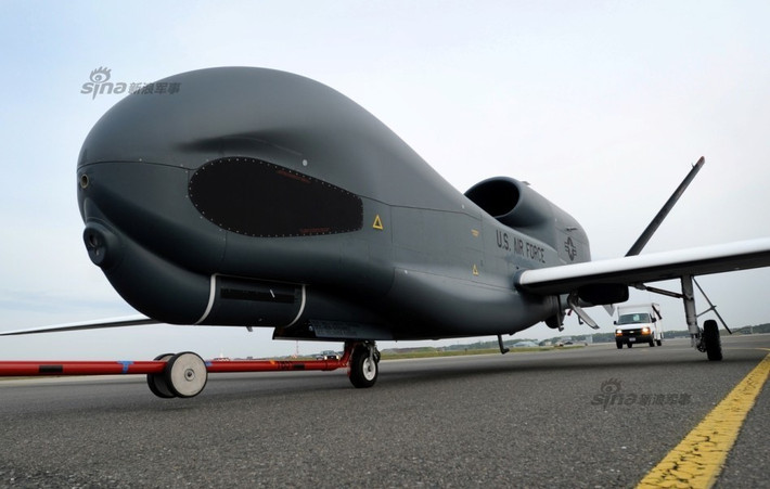 Global Hawk được coi là một trong những máy bay không người lái hiện đại bậc nhất của Quân đội Mỹ tính tới thời điểm hiện tại. Được ra đời vào năm 1998, chiếc máy bay không người lái này có giá lên tới 131 triệu USD cho mỗi đơn vị bao gồm máy bay và hệ thống điều khiển. Nguồn ảnh: Sina.