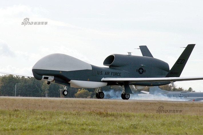 Việc tăng cường các máy bay không người lái Global Hawk tới Nhật Bản nói riêng và tăng cường sự hiện diện quân sự của Mỹ tại khu vực Đông Á nói chung cũng sẽ khiến Nhật Bản và Hàn Quốc "yên tâm" hơn phần nào trước bối cảnh tình hình trong khu vực đang ngày càng trở nên căng thẳng. Nguồn ảnh: Sina.