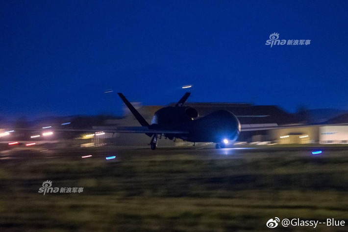 Số lượng các máy bay không người lái Global Hawk được Mỹ triển khai tới Nhật Bản hiện vẫn chưa được tiết lộ. Đây có thể được xem như là một động thái có thể gây leo thang căng thẳng tại khu vực này. Nguồn ảnh: Sina.