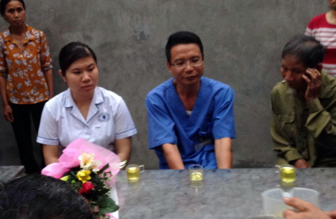 Bệnh viện Việt Đức cho biết Trung tâm vận chuyển cấp cứu thành phố Hà Nội đã chuẩn bị xe để đưa cụ Kình về Đồng Tâm. Trong ảnh: Đại diện người dân Đồng Tâm gửi lời cảm ơn đại diện bệnh viện đã chăm sóc cho cụ. (Ảnh: Nguyễn Khánh)