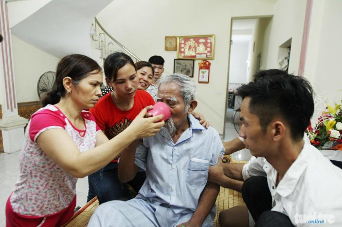 Theo quan sát của PV, sức khoẻ của cụ Lê Đình Kình vẫn chưa hoàn toàn bình phục nên các sinh hoạt phải nhờ người thân chăm sóc. (Ảnh: Nguyễn Khánh)
