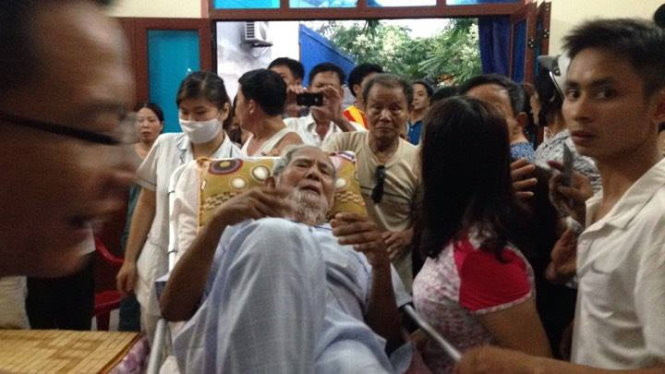 Đại diện Bệnh viện Việt Đức cho biết về sức khỏe, cụ Kình đã có thể ra viện từ tuần trước, nhưng bệnh viện đã lưu cụ lại để chăm sóc thêm trong dịp nghỉ lễ. (Ảnh: Nguyễn Khánh)