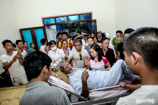 Cụ Lê Đình Kình về nhà sau hơn 10 ngày điều trị tại Bệnh viện Việt Đức do bị gãy xương đùi. (Ảnh: Nguyễn Khánh)