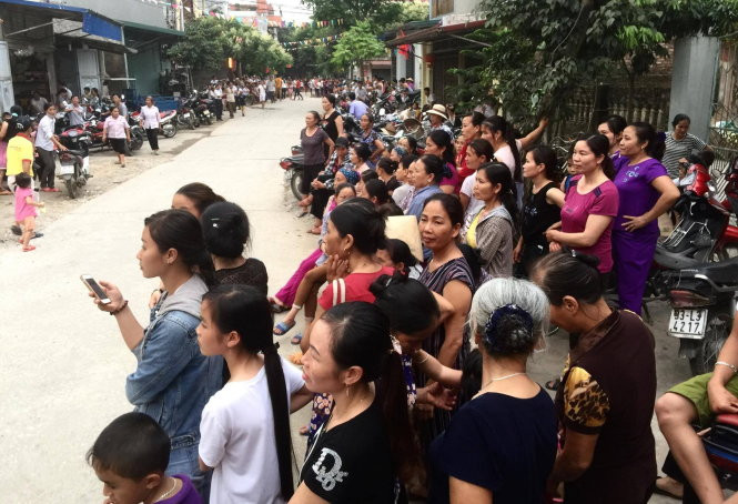 Từ chiều 2/5, rất đông người dân Đồng Tâm đã xếp hàng dài từ ngoài đường làng đến trước cổng nhà cụ Lê Đình Kình để chào đón cụ Kình trở về. (Ảnh: Nguyễn Khánh)