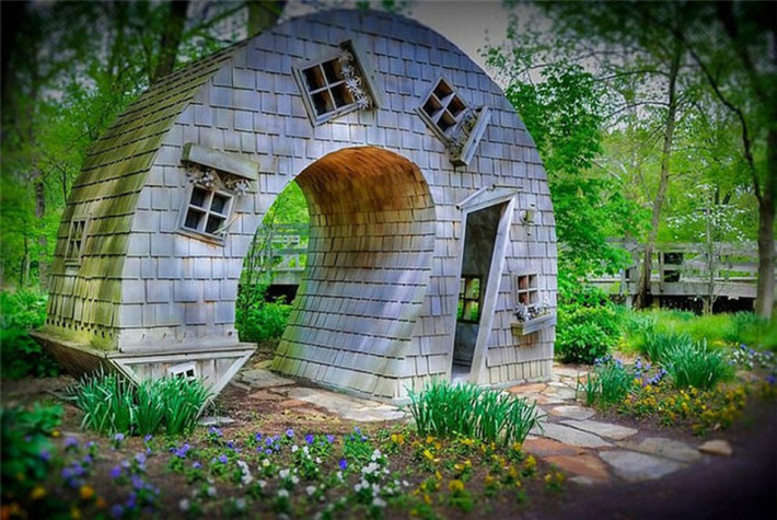 1. Nhà cong: "Twisted House" tọa lạc tại Trung tâm Nghệ thuật ở Indianapolis, Indiana, Mỹ. Tác giả của tòa nhà này là John McNaughton của Evansville. (Ảnh: Formyhour).