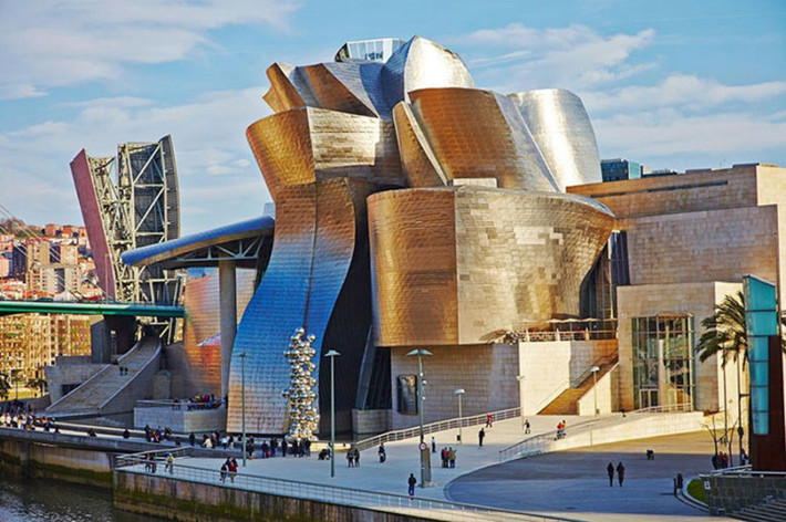 10. Bảo tàng Guggenheim tại thành phố Bilbao, Tây Ban Nha (Ảnh: ArchitecturalDigest).