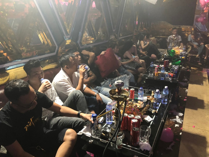 Công an đã lập biên bản đưa 182 dân chơi không có giấy tờ, nghi sử dụng chất ma tuý về trụ sở làm việc.