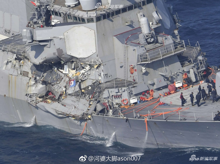 Trong trường hợp của tàu USS Fitzgerald có hai khả năng có thể xảy ra. Thứ nhất, các sỹ quan chỉ huy trên tàu quyết định bơm nước ra ngoài thay vì bơm vào khoang đối diện, chấp nhận rủi ro nghiêng hoặc có thể lật tàu để di chuyển nhanh về cảng. Trường hợp thứ hai, lỗ thủng dưới mực nước là quá lớn, dù đã bơm nước vào các khoang đối diện để cố tạo độ cận bằng nhưng tàu vẫn nghiêng do lượng nước tràn vào quá nhiều. Nguồn ảnh: Sina.