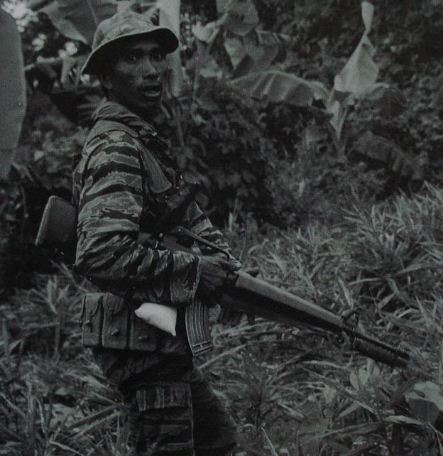 Nhược điểm của khẩu M16A1 sẽ được khắc phục triệt để với kiểu chế độ này. Mặt trái của kiểu độ băng đạn này đó chính là khẩu M16A1 đã hay kẹt đạn rồi nay còn dễ kẹt đạn hơn do lò so của băng đạn AK-47 có lực đẩy mạnh hơn lò so của băng đạn M16A1. Thêm vào đó, với băng đạn này người lính sẽ rất khó tác chiến khi nằm bắn. Nguồn ảnh: Military.