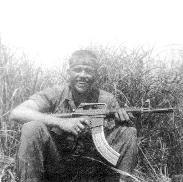 Thông thường, băng đạn AK-47 có thể chứa được khoảng từ 30 tới 35 viên đạn M16A1, với những băng đạn RPD (có thể chứa 40 viên đạn AK) lại có thể chứa tới 50 viên đạn M16A1. Tuy nhiên việc sử dụng băng đạn RPD thường không được binh lính Mỹ áp dụng nhiều do nó khiến khẩu M16A1 trở nên quá cồng kềnh, hoàn toàn không thể sử dụng được khi nằm bắn. Nguồn ảnh: Pinterest.