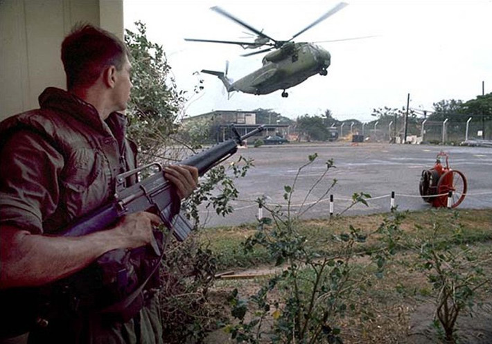 Sử dụng cỡ đạn 5,56mm có sức công phá yếu hơn AK-47 rất nhiều, bù lại, độ giật của súng M16A1 lại ít hơn nhiều so với khẩu AK và có tốc độ bắn nhanh hơn. Tuy nhiên, điểm yếu chí tử của khẩu súng này đó là dù có tốc độ bắn nhanh nó cũng chỉ được trang bị một hộp đạn 20 viên. Nguồn ảnh: BI.