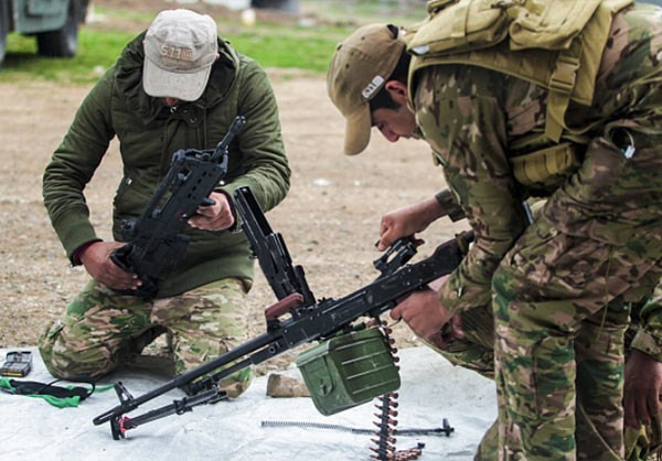 Các binh sỹ Iraq kiểm tra súng và nạp đạn cho đầy đủ. Ảnh FNA