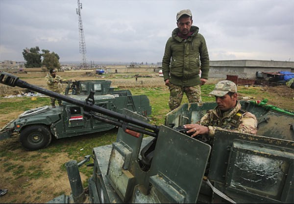 Suốt trong những ngày qua, lực lượng chính phủ Iraq dồn dập triển khai binh sỹ, vũ khí và hàng loạt xe bọc thép về làng Oreij, Nam Mosul để chuẩn bị cho chiến dịch giải phóng Tây Mosuk khỏi tay phiến quân IS. Ảnh FNA