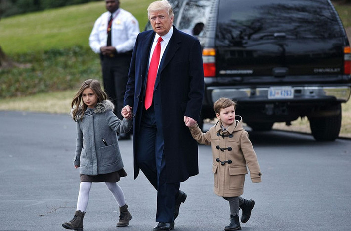 Ngày 17/2 (giờ Mỹ), Tổng thống Donald Trump và hai cháu ngoại - Arabella và Joseph Kushner - con của ái nữ Ivanka Trump - cùng xuất hiện ở bãi cỏ phía nam Nhà Trắng để lên trực thăng Marine One tới căn cứ không quân Andrews để bay tới Charleston, South Carolina. Ảnh Daily Mail