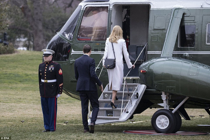 Con gái Tổng thống cùng chồng Jared Kushner hiện giữ chức cố vấn cấp cao Nhà Trắng tháp tùng chuyến đi này. Ảnh Daily Mail