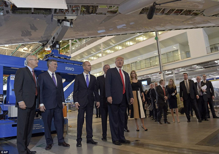 Tổng thống Trump tới xưởng sản xuất của hãng Boeing trong chuyến công tác mới nhất này. Ảnh Daily Mail
