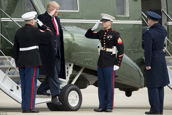 Tổng thống Trump chào các binh sỹ khi đặt chân xuống căn cứ không quân Andrews để lên chiếc Air Force One tới Charleston. Ảnh Daily Mail