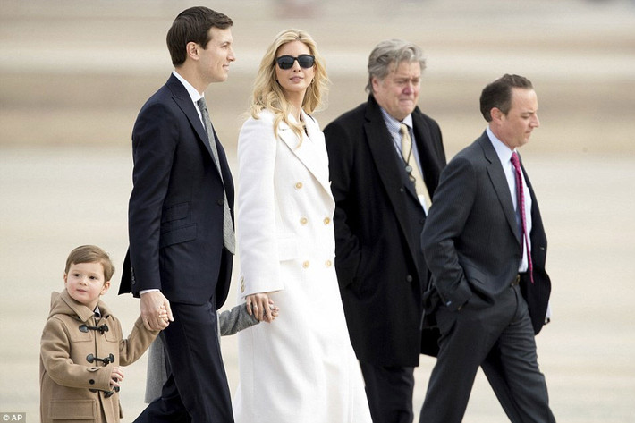 Con trai lớn của vợ chồng ái nữ Ivanka Trump nhìn các phóng viên khi cùng bố mẹ xuống sân bay. Ảnh Daily Mail