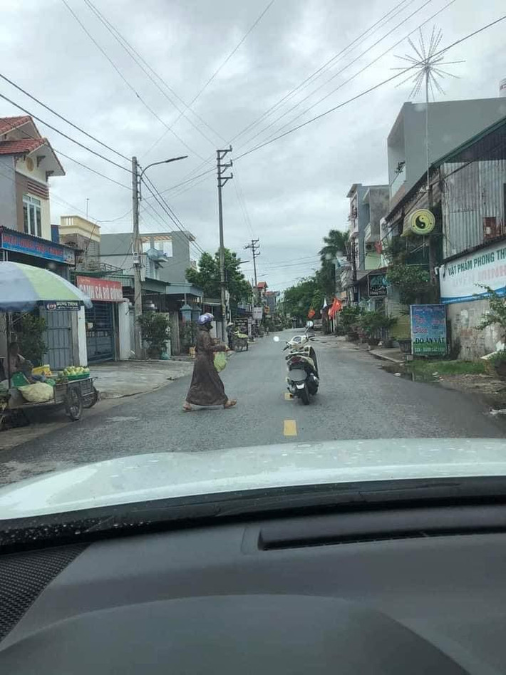 Người này không dắt hay đi theo xe mà lại đỗ xe ngay giữa đường. Việc đỗ xe sai quy định thế này không chỉ có thể gây cản trở giao thông mà có thể khiến người khác gặp tai nạn.