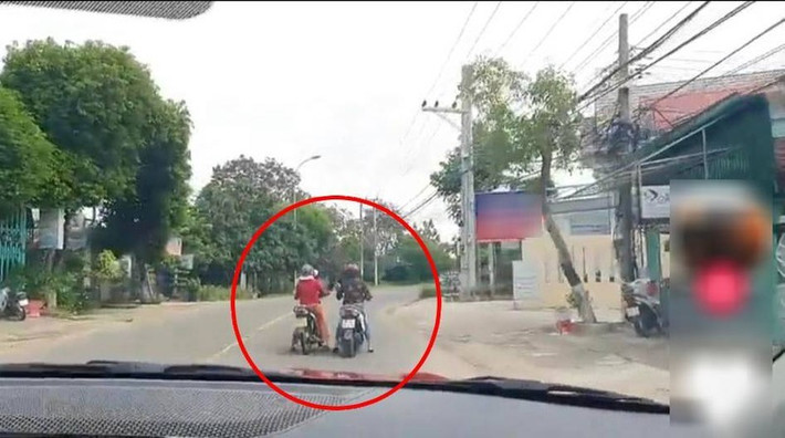 Hai người phụ nữ ngang nhiên dừng xe giữa đường để buôn chuyện gây cản trở giao thông.