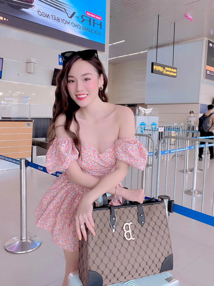 Cô nàng được trời phú có nhan sắc xinh đẹp, gợi cảm không thua kém hot girl đình đám nào.