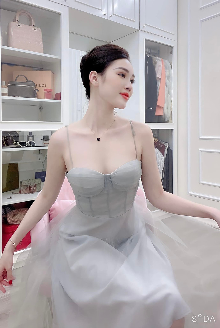 Ngoài ra thì ít ai biết rằng gái xinh này từng có thời trông khá mũm mĩm, khác hẳn với nhan sắc và vóc dáng nuột nà hiện tại.