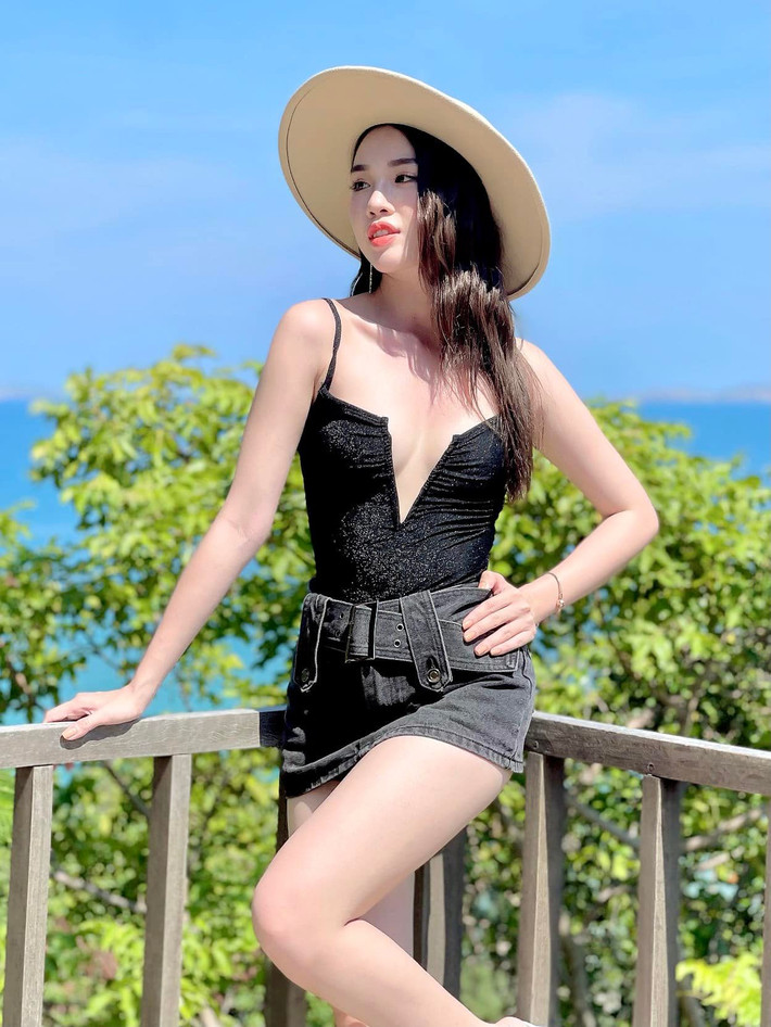 Với lợi thế đẹp về gương mặt lẫn vóc dáng nên Ngọc Mai tự tin theo đuổi phong cách thời trang quyến rũ. Cũng chính bởi vậy, hot girl ngành hàng không này từng bị gạ gẫm làm sugar baby.
