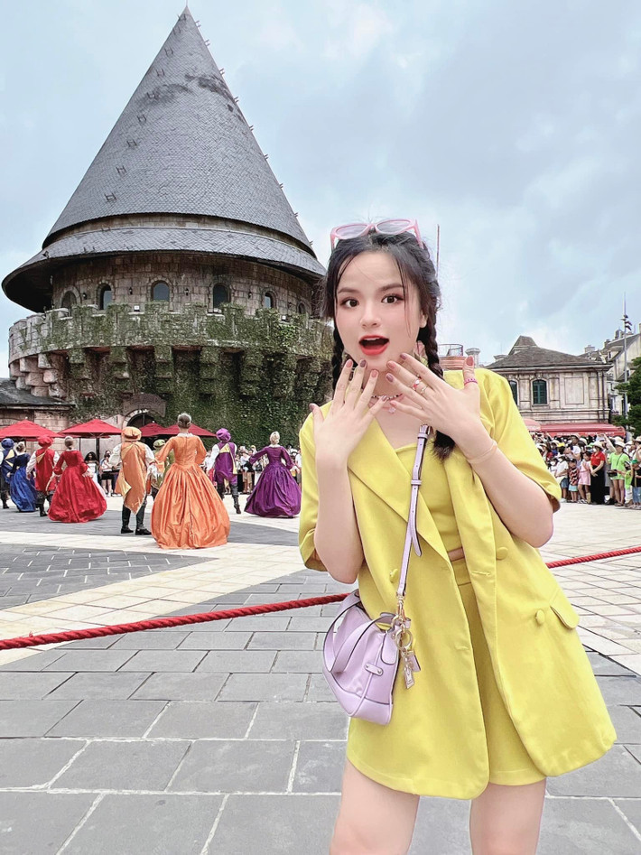 Hà Đan nữ MC nổi tiếng của VTV Cab được khán giả biết tới với hình ảnh trẻ trung, gương mặt baby và đặc biệt là chiều cao "3 mét bẻ đôi".