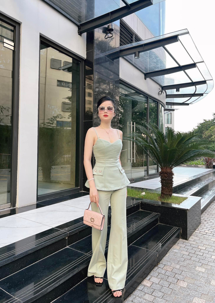 Mọi người thường yêu mến gọi cô là: "hot girl chân ngắn", “nữ MC hack tuổi nhất VTV”, “hot girl nấm lùn”… Ảnh: FBNV