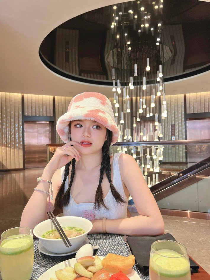 Cô là người dẫn sóng một số chương trình của VTV như "Lắng nghe con yêu", "Bay vào tương lai" trên VTV3, "Ước mơ Việt Nam" trên VTV2,...