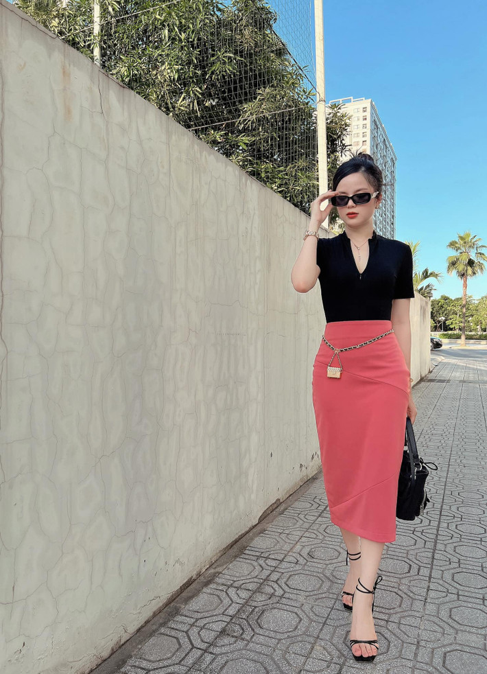 Mặc dù chỉ cao 1m50 nhưng Hà Đan vẫn được khen ngợi bởi diện mạo xinh xắn như búp bê cùng với vóc dáng cân đối.