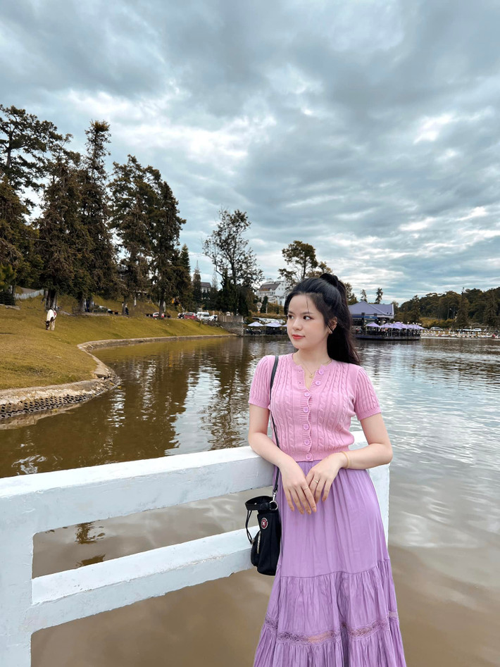 Hà Đan đóng phim từ sớm, khi mới 10 tuổi với nhưng bộ phim như "Mưa bóng mây", "Sắc màu phái đẹp",...