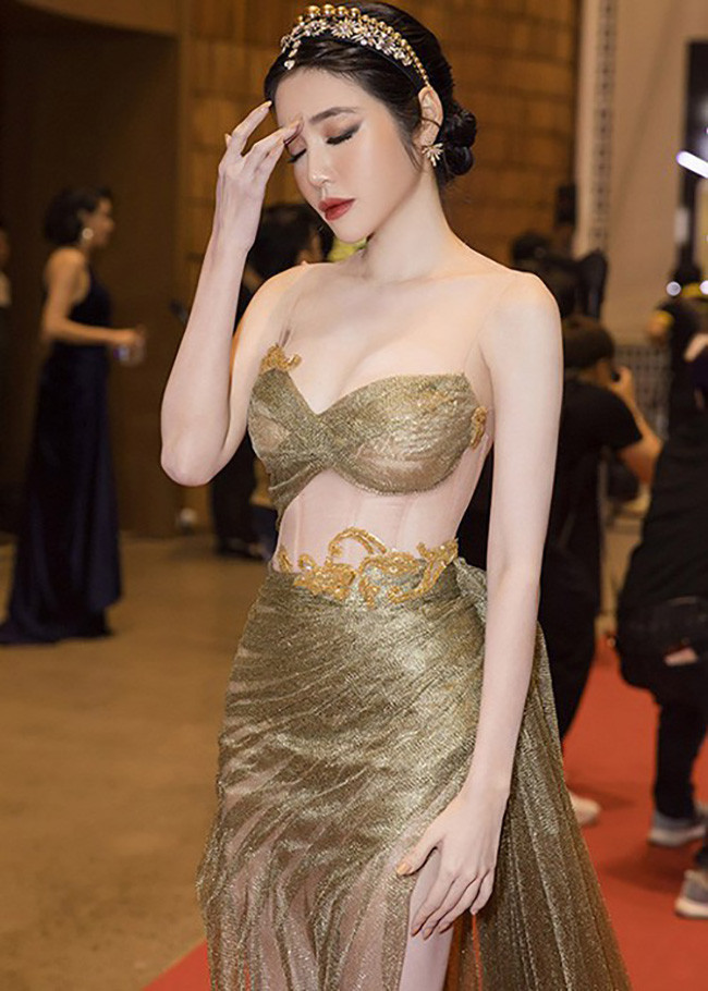 Ngoài ra cô nàng còn sở hữu phong cách quá táo bạo, Elly Trần nhiều lần gây tranh cãi khi bị cho rằng phô phang quá đà.