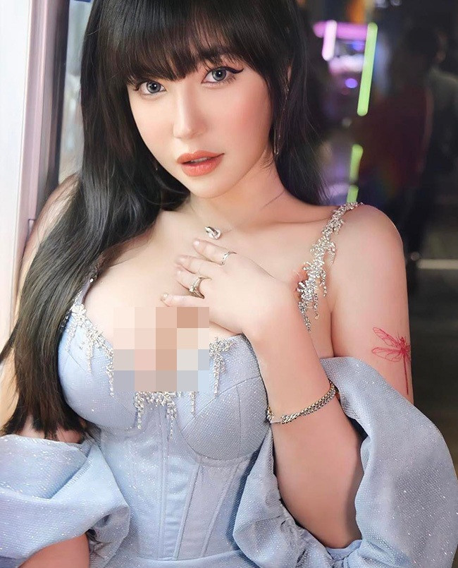 Gương mặt mộc khá thô của Elly Trần hậu nghi vấn "trùng tu". Thậm chí khi zoom cận, làn da cô cũng không mịn mượt mà lỗ chân lông khá to.