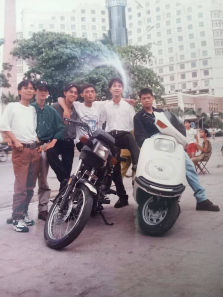 Ở nội thành, buổi tối, nam thanh nữ tú có thói quen cùng xuống phố, đi dạo quanh bờ Hồ.