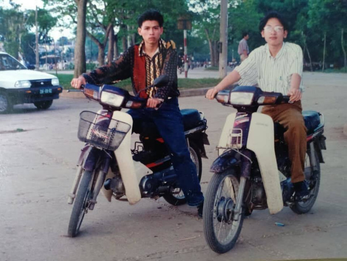 Theo lời kể, cách đây hơn 20 năm, các đôi trẻ yêu nhau thường rủ nhau đi phượt xa theo nhóm. Điểm đến thường là những nơi có phong cảnh đẹp như Tam Đảo, Ao Vua...