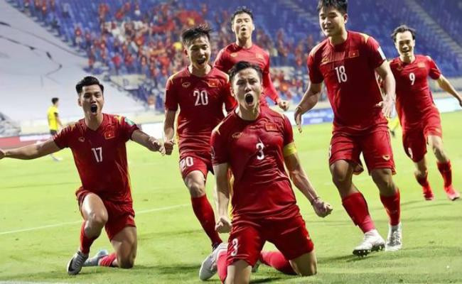Nhiều cầu thủ Việt như Lương Xuân Trường, Văn Toàn, Công Phượng, Bùi Tiến Dũng cũng giỏi làm kinh tế, "hái ra tiền" từ công việc kinh doanh.
