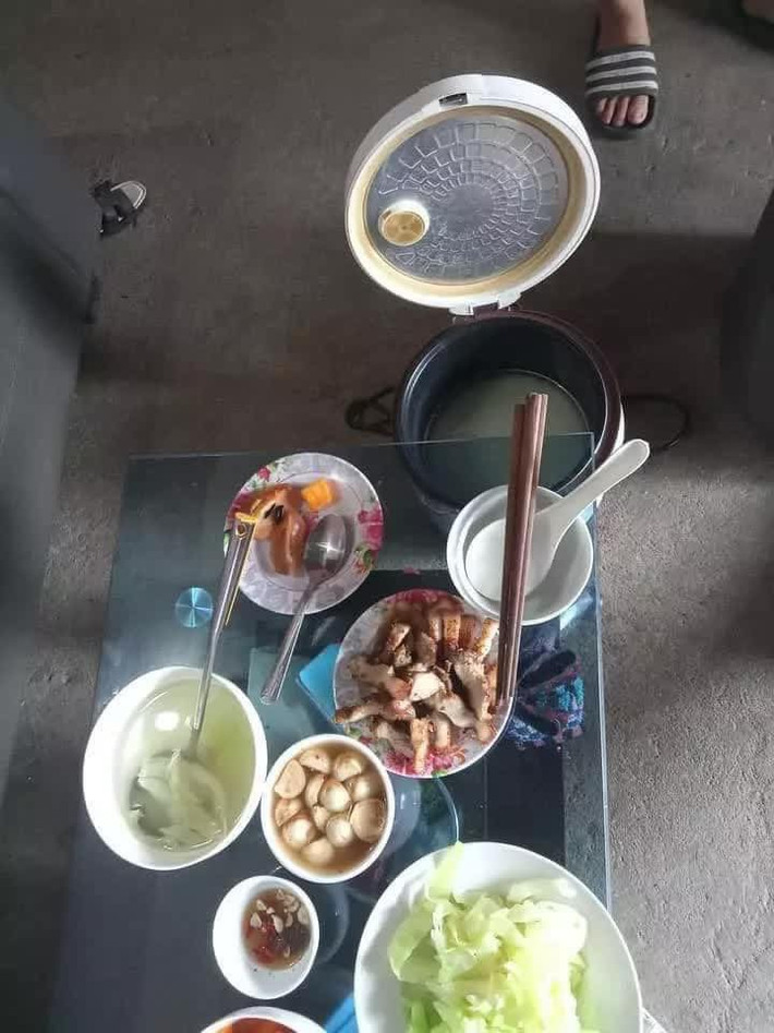 Tuy dễ là vậy, thế nhưng không ít người thường xuyên quên bước bật nút nồi cơm sau khi cắm điện.