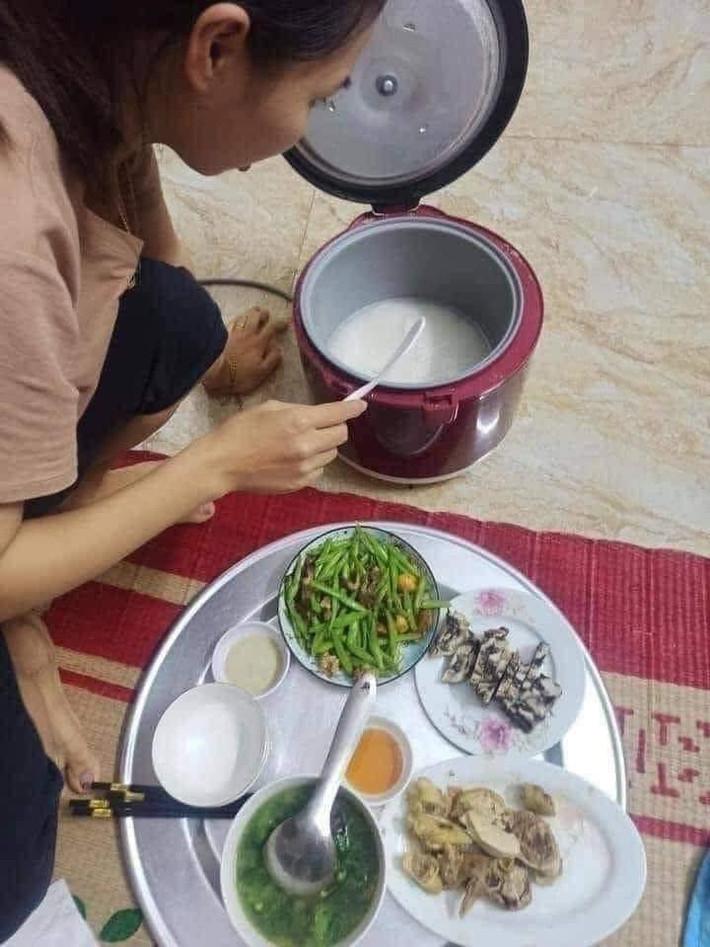 Khi nấu một bữa ăn, so với việc sơ chế đồ ăn, nấu ăn, rửa bát… thì cắm cơm có lẽ là “thao tác” đơn giản nhất. Chỉ cần cho gạo đã vo sạch vào nồi cơm điện, thêm nước, cắm điện và bật nút cook của nồi cơm là có thể yên tâm ngồi chờ cơm chín.