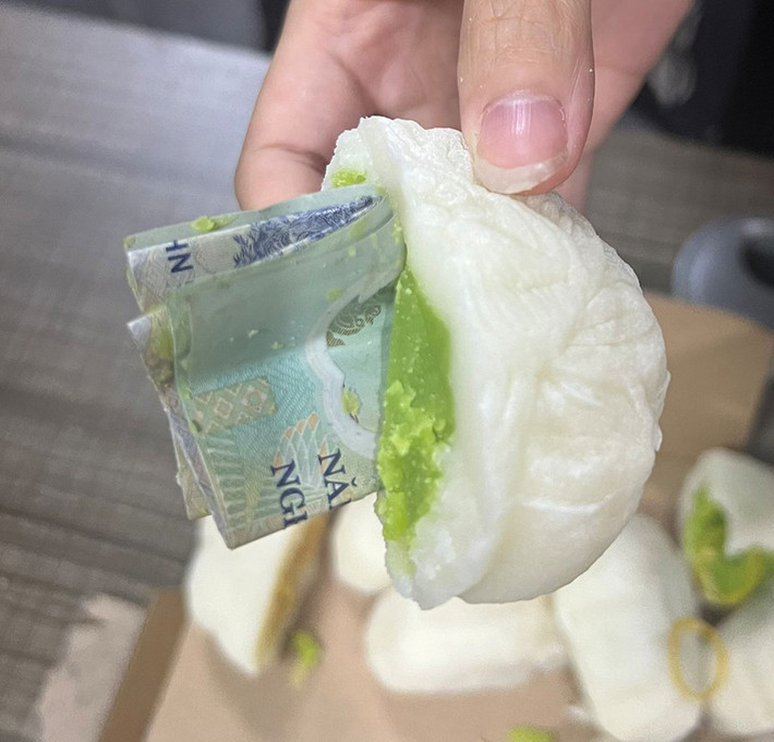 Đó không phải là nhân bánh Trung thu bình thường như thập cẩm, khoai môn, dừa,... mà đó là "nhân tiền".