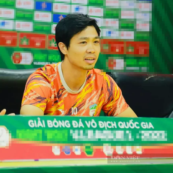 Mới đây, tham gia một buổi họp báo trước trận Hoàng Anh Gia Lai gặp CLB Hà Nội, Công Phượng hiếm hoi lộ diện. Được biết cách đây khoảng 1 tháng, Công Phượng đã dính chấn thương, phải nghỉ thi đấu để dưỡng sức. Ảnh: Dân Việt