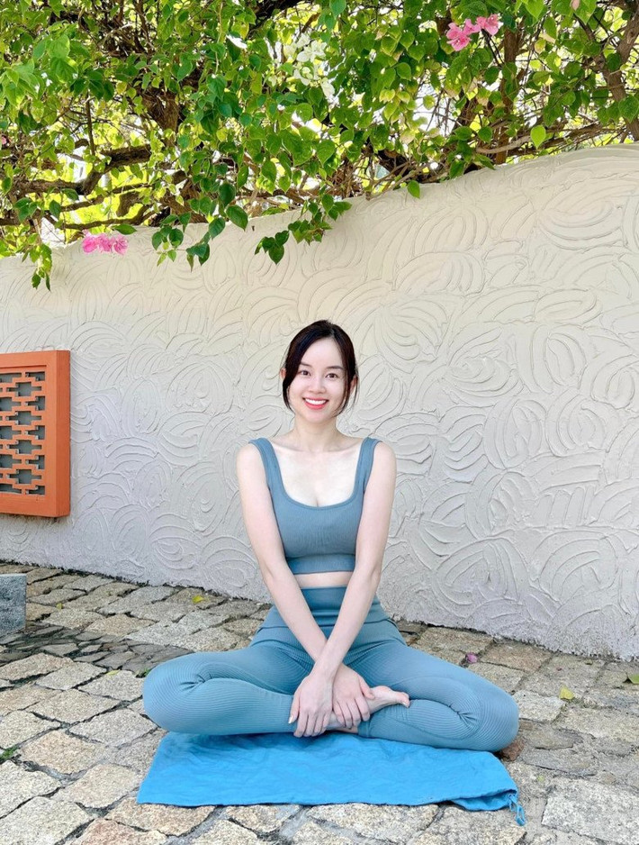Mới nhất trên trang cá nhân, hot mom Hà thành chơi lớn khoe eo thon không chút mỡ thừa cùng vòng 1 căng tròn.