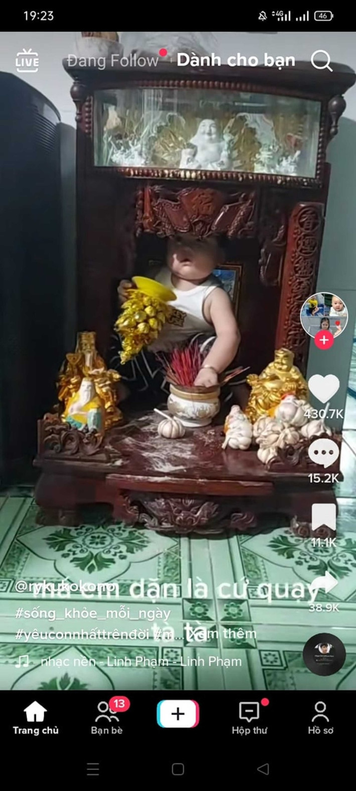 Dù là bé trai hay bé gái thì đều cùng chung sở thích là thích leo trèo ở bất cứ đâu.