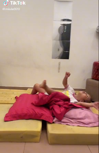 Dưới đoạn clip TikTok không ít netizen để lại bình luận thể hiện sự nể phục màn nhào lộn của cô bé, bên cạnh đó có ý kiến cho rằng hành động này quá nguy hiểm bởi nhảy không đúng cách có thể khiến cô bé chấn thương. Ảnh: Cắt ra từ clip