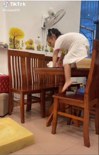 Mới đây đoạn clip ghi lại cảnh một bé gái thể hiện màn nhào lôn trên không khiến không ít người ngỡ ngàng. Ảnh: Cắt ra từ clip