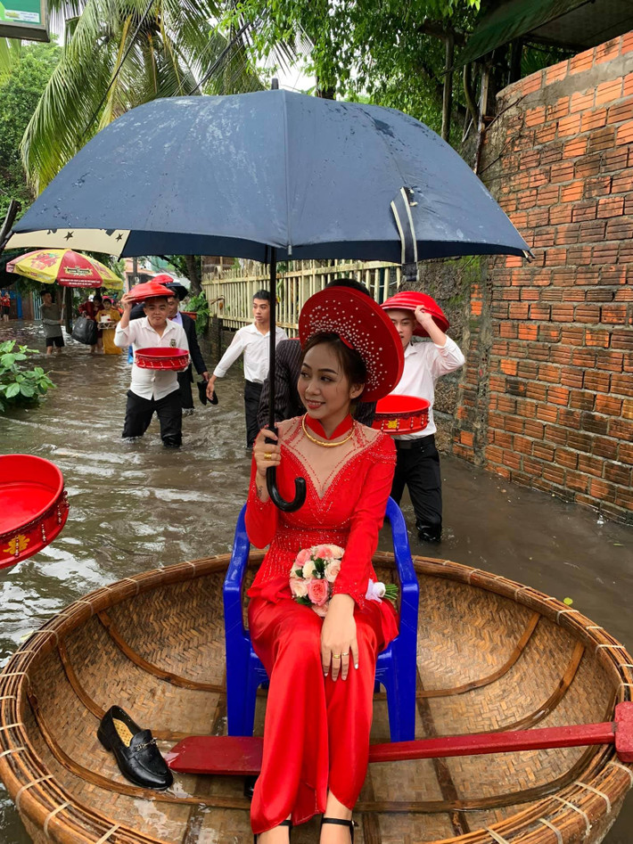 Mưa lũ thiên tai xảy đến nhưng ngày vui trăm năm không thể trì hoãn. Do vậy, nhiều gia đình vẫn tổ chức đám cưới dù khung cảnh xung quanh ngập nước.
