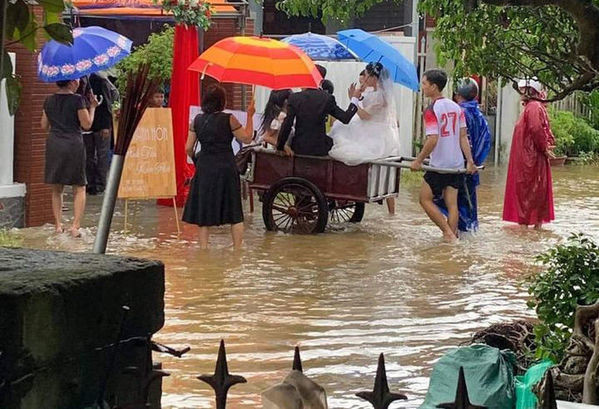 Đám cưới trong làn nước lũ là khoảnh khắc không còn xa lạ với nhiều người, do thiên tai nên việc định ngày cưới không thể trì hoãn, ngày cưới vẫn diễn ra với đủ hình thức.