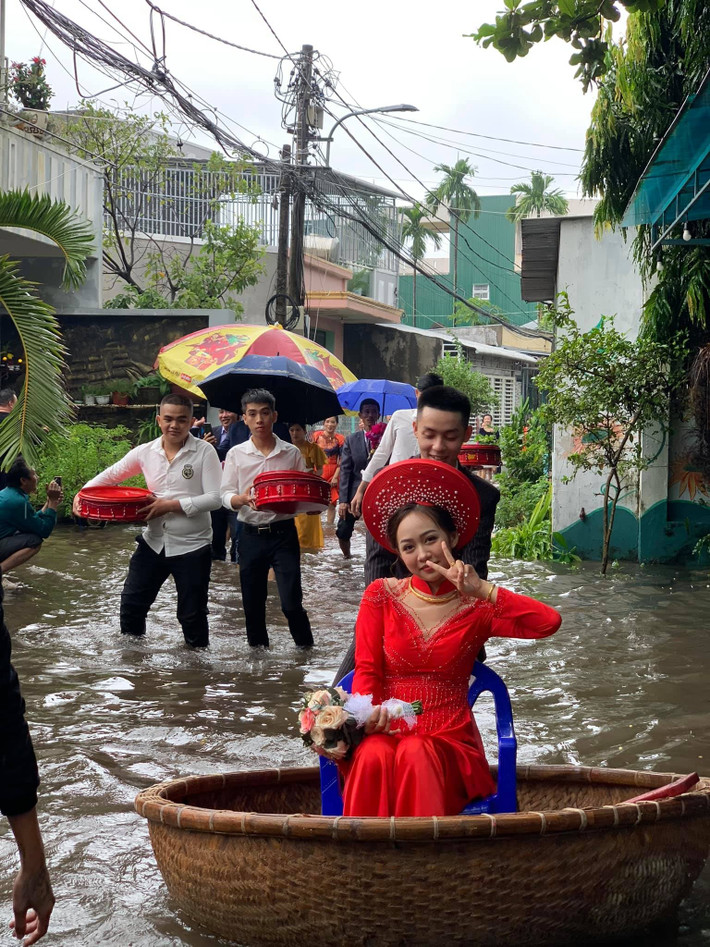 Những hình ảnh về đám cưới độc đáo mùa mưa lũ tại Quảng Ngãi từng được chia sẻ trên mạng xã hội.